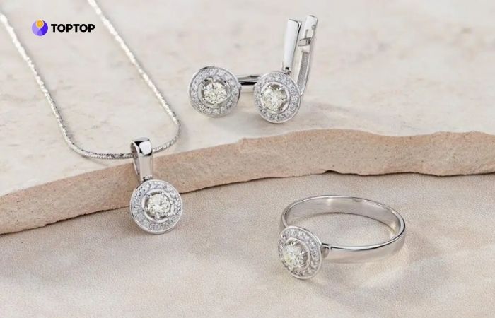 Vàng trắng là trang sức sở hữu vẻ ngoài tinh tế, ánh kim lấp lánh tựa bạch kim