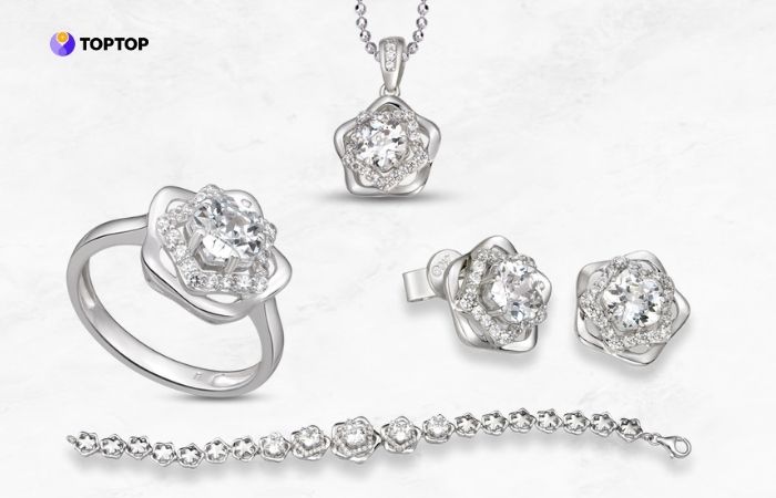Vàng trắng 10K tại PNJ là hợp kim gồm khoảng 41,7% vàng nguyên chất kết hợp với các kim loại khác