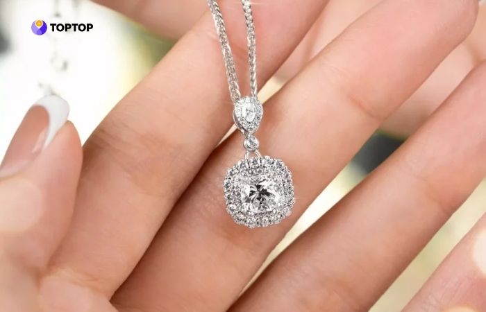 Vàng trắng 24k thường xuất phát từ sự nhầm lẫn hoặc cách gọi quen thuộc của người tiêu dùng